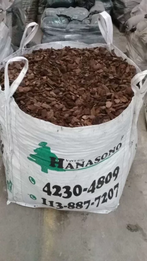 Chips de corteza de pino en bolson de m³